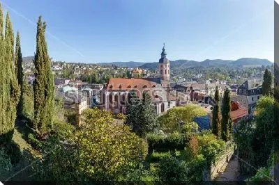 Живописный пейзаж Баден-Бадена с красивыми кипарисами и собором