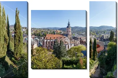 Живописный пейзаж Баден-Бадена с красивыми кипарисами и собором