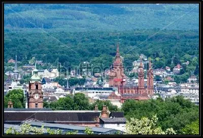 Красивая панорама утопающего в зелени Висбадена, с храмами и соборами