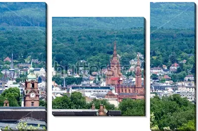 Красивая панорама утопающего в зелени Висбадена, с храмами и соборами