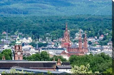 Красивая панорама утопающего в зелени Висбадена, с храмами и соборами