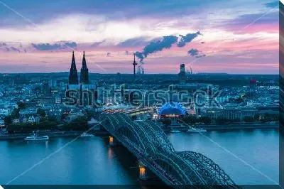 Вечерняя панорама Кёльна с видом на мост Гогенцоллернов и башни Кёльнского собора