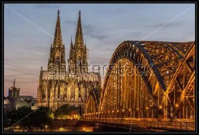 Красивый вечерний городской пейзаж с видом на мост Гогенцоллернов и Кёльнский собор