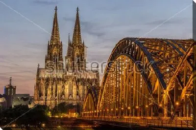 Красивый вечерний городской пейзаж с видом на мост Гогенцоллернов и Кёльнский собор