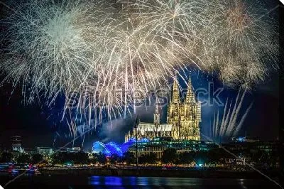 Красивый фейерверк в ночном небе Кёльна на фоне Кёльнского собора