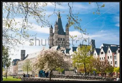 Красивый весенний пейзаж с видом на Церковь Святого Мартина в Кёльне