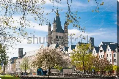 Красивый весенний пейзаж с видом на Церковь Святого Мартина в Кёльне
