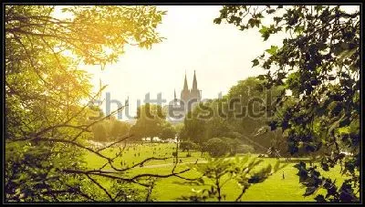 Летний пейзаж Кёльна с видом на башни Кёльнского собора из Центрального парка