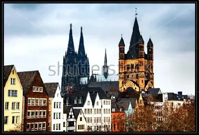 Городской пейзаж осеннего Кёльна с разноцветными домами и башнями церкви Святого Мартина и Кёльнского собора