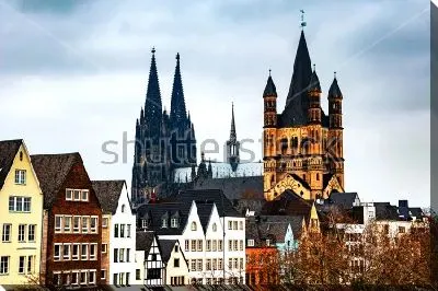 Городской пейзаж осеннего Кёльна с разноцветными домами и башнями церкви Святого Мартина и Кёльнского собора