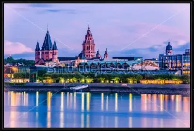 Красивый вечер в Майнце с видом на набережную и башни соборов