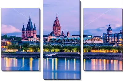 Красивый вечер в Майнце с видом на набережную и башни соборов