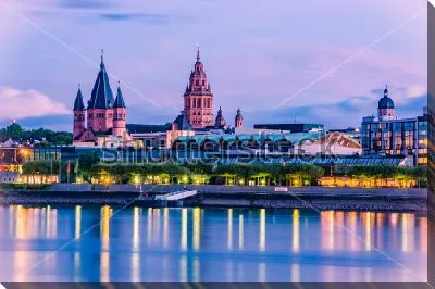 Постер Красивый вечер в Майнце с видом на набережную и башни соборов