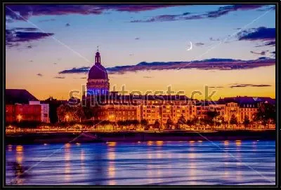 Огни вечернего Майнца на Рейне с красивым закатом