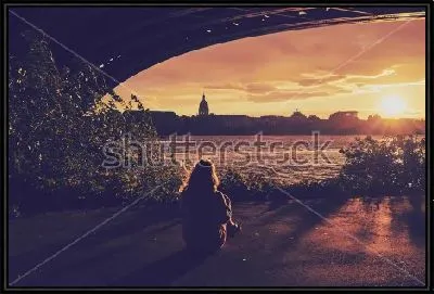 Девушка любуется красивым закатом над Майнцем