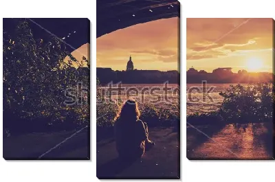 Девушка любуется красивым закатом над Майнцем