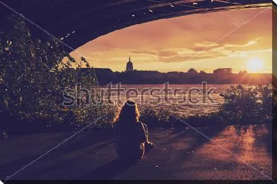 Постер Девушка любуется красивым закатом над Майнцем