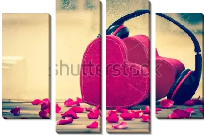 Модульная картина Сердца в наушниках на столе среди лепестков