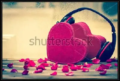 Картина Сердца в наушниках на столе среди лепестков