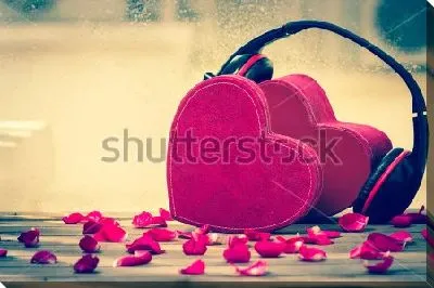 Постер Сердца в наушниках на столе среди лепестков