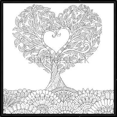 Красивое дерево с сердцем на цветущей поляне