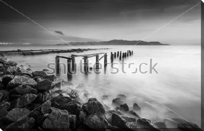 Уходящий вдаль морской пирс на фоне гор