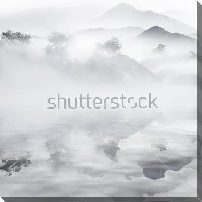 Монохромный пейзаж с туманом в горах и отражением в озере