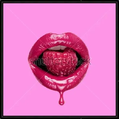 Яркий коллаж с ягодой сочной малины во рту