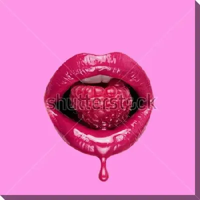 Постер Яркий коллаж с ягодой сочной малины во рту