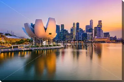 Вечерний пейзаж набережной Сингапура с небоскрёбами и зданием в виде распускающегося цветка