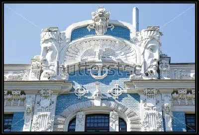 Детали стиля модерн в архитектуре здания в историческом центре Риги - сочетание белого и голубого цвета