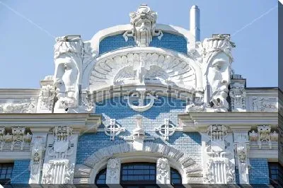 Детали стиля модерн в архитектуре здания в историческом центре Риги - сочетание белого и голубого цвета