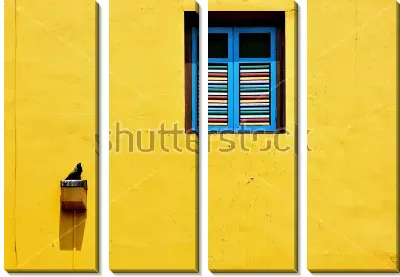 Яркие голубые ставни на яркой жёлтой стене с птицей