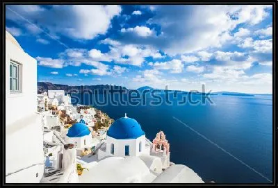 Картина Красивый пейзаж с видом на море и небо со стороны улицы с белоснежными домами и синими куполами в Санторини (Греция)