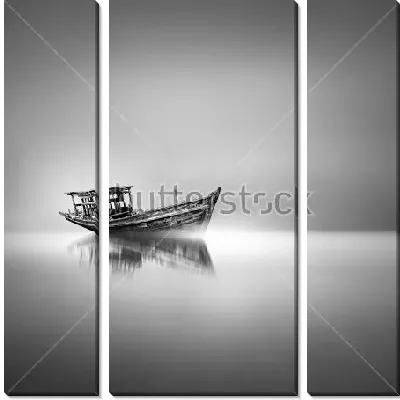 Модульная картина Старая деревянная лодка плывёт в тумане
