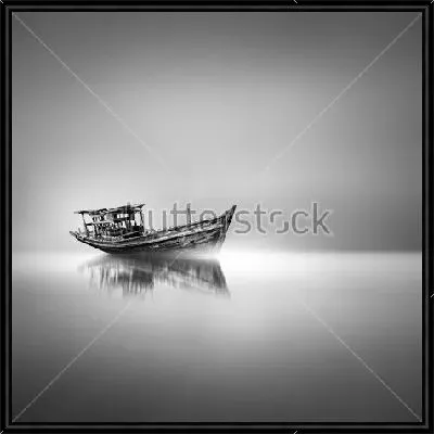 Картина Старая деревянная лодка плывёт в тумане