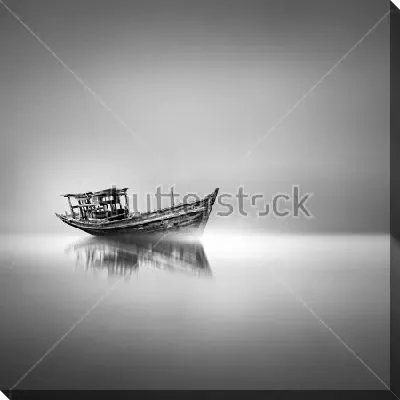 Постер Старая деревянная лодка плывёт в тумане