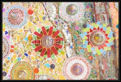 Яркая красочная мозаика с цветочным орнаментом