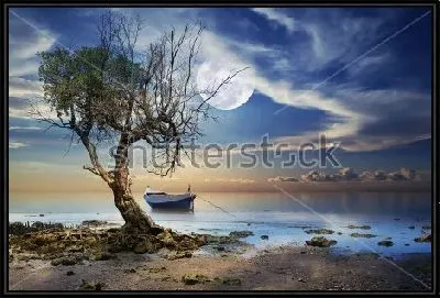 Загадочный пейзаж с одиноким деревом и лодочкой на море