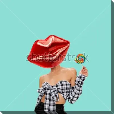 Яркий летний коллаж с полураздетой девушкой, разноцветным леденцом на палочке и огромными алыми губами вместо головы