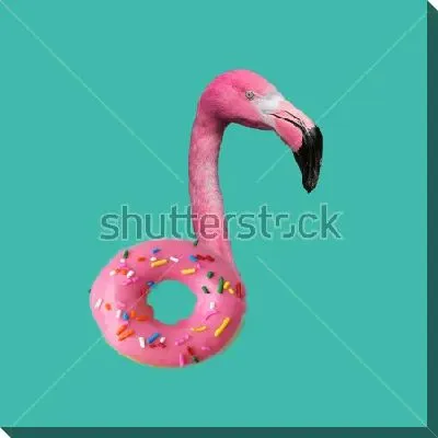 Яркий коллаж с головой розового фламинго и розового пончика на голубом фоне