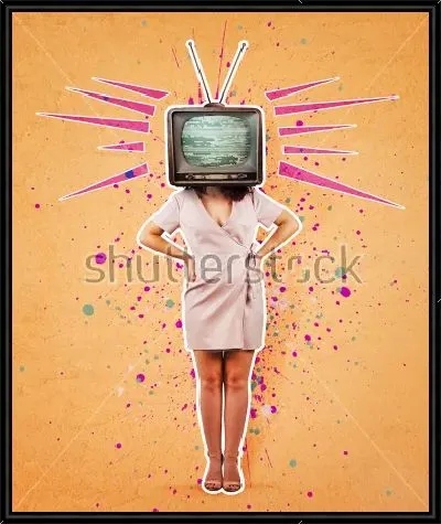 Картина Забавный коллаж с женщиной в домашнем халате и телевизором вместо головы на фоне акварельных брызг