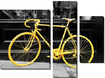 Модульная картина Жёлтый велосипед у витрины магазина, в которой отражается город
