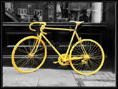 Картина Жёлтый велосипед у витрины магазина, в которой отражается город