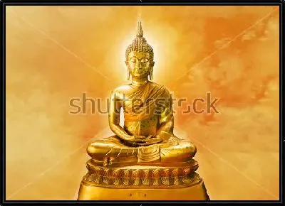 Золотая статуя Будды на фоне золотого неба