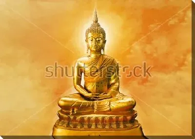 Золотая статуя Будды на фоне золотого неба