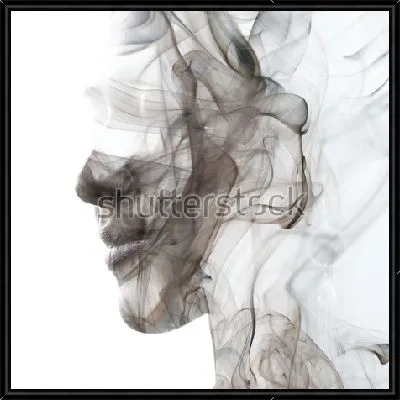 Двойная экспозиция с завитками и струйками дыма в силуэте лица