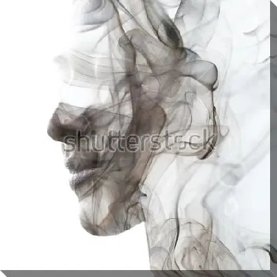 Двойная экспозиция с завитками и струйками дыма в силуэте лица