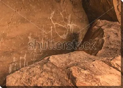 Постер Древние петроглифы на скалах