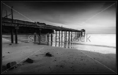 Геометрия прямых линий в архитектуре - уходящий в море деревянный пирс